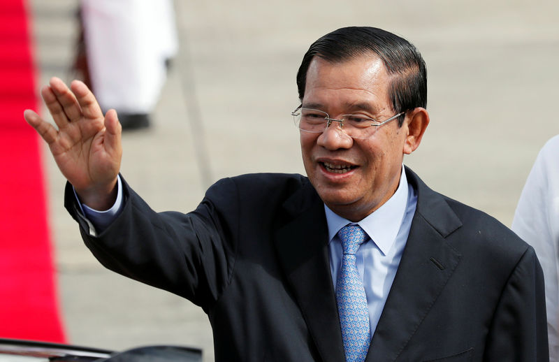 © Reuters. رئيس وزراء كمبوديا يتحدى أمريكا ويطلب وقف كل المساعدات لبلاده