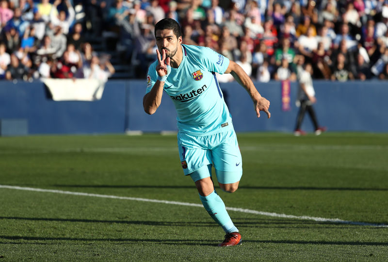 © Reuters. El delantero de Barcelona Luis Suarez celebra el primer gol del triunfo catalán 3-0 sobre el Leganés en el Estadio Municipal de Butarque, en Madrid