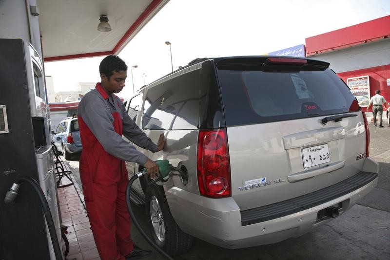 © Reuters. السعودية تطبق ضريبة قيمة مضافة 5% على البنزين من أول يناير 2018