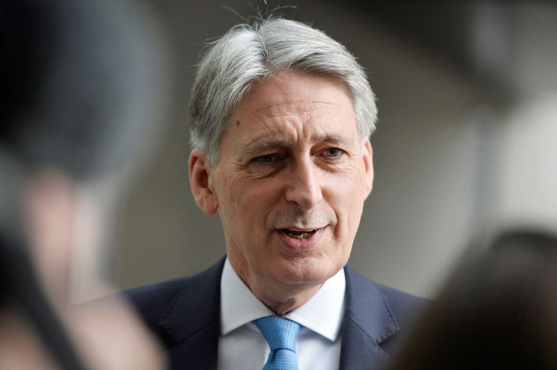 © Reuters. وزير المالية: بريطانيا عند مفترق طرق بعد عام صعب