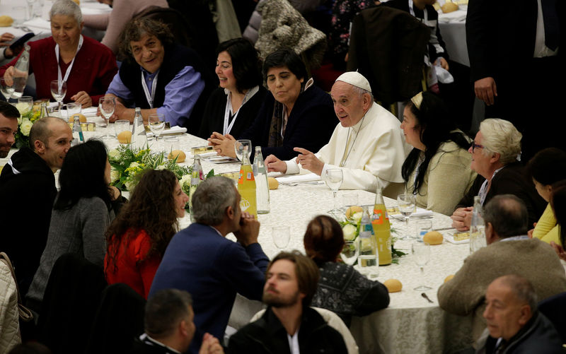 © Reuters. البابا: مساعدة الفقراء "جواز سفر للجنة"