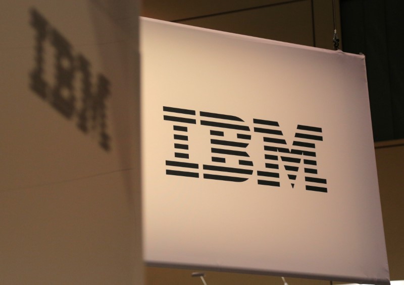 © Reuters. FILE PHOTO - The logo for IBM is seen at the SIBOS banking and financial conference in Toronto