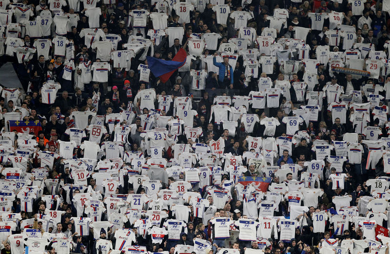 © Reuters. ليون ومرسيليا يبتعدان عن صراع المنافسة على الدوري الفرنسي