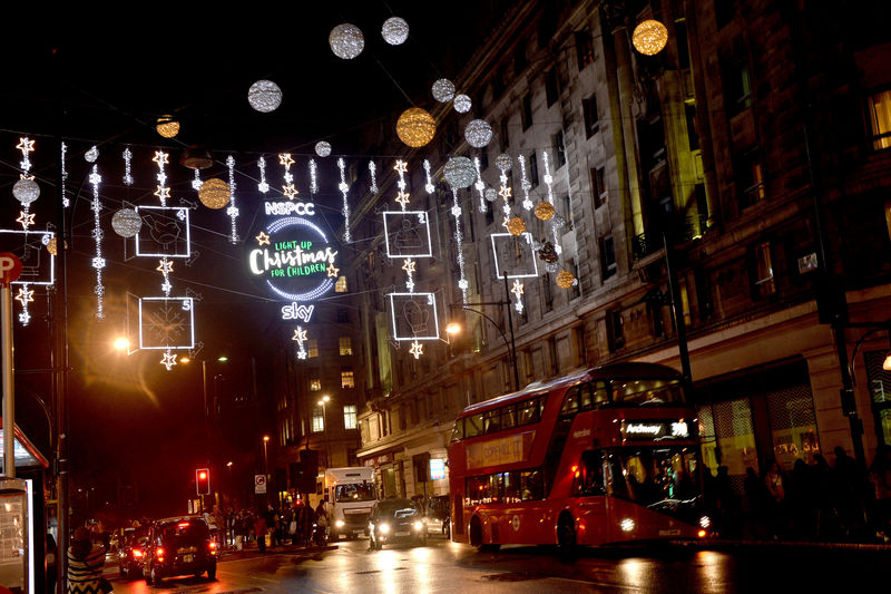 © Reuters. FILE PHOTO - A bus passes the Oxford Street Christmas lights, in London