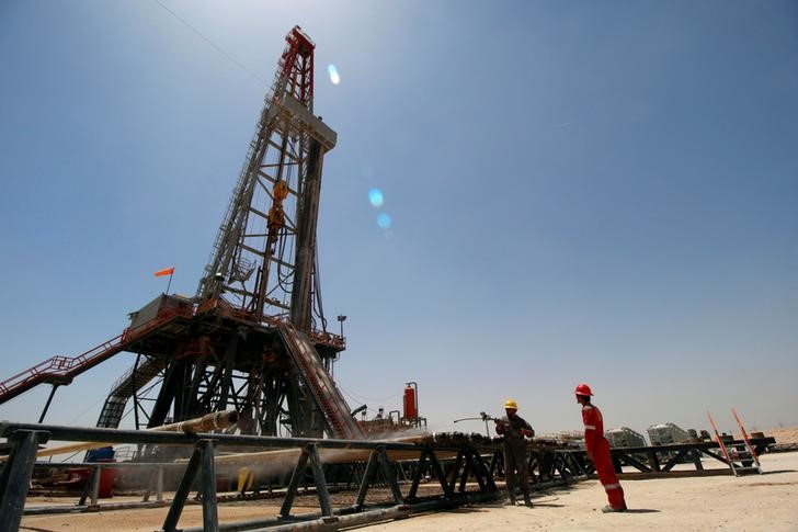 © Reuters. Men work for Iraqi Drilling Company at Rumaila oilfield in Basra