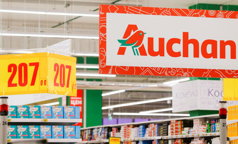 © Reuters. FILE PHOTO: The logo of French retailer Auchan is pictured at company's hypermarket in Moscow