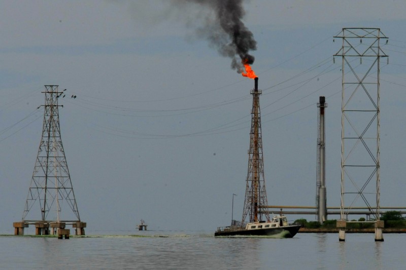 © Reuters. FILE PHOTO: A boat is seen close to oil installations at Lake Maracaibo in Cabimas