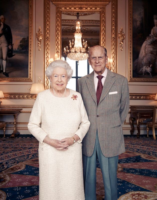 © Reuters. الملكة إليزابيث وزوجها فيليب يحتفلان بعيد زواجهما السبعين