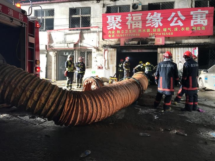 © Reuters. بكين تأمر بمراجعة إجراءات السلامة بعد مقتل 19 شخصا في حريق