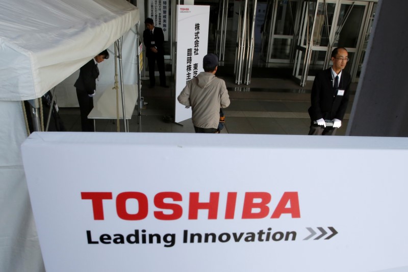 © Reuters. Логотип Toshiba на собрании акционеров компании