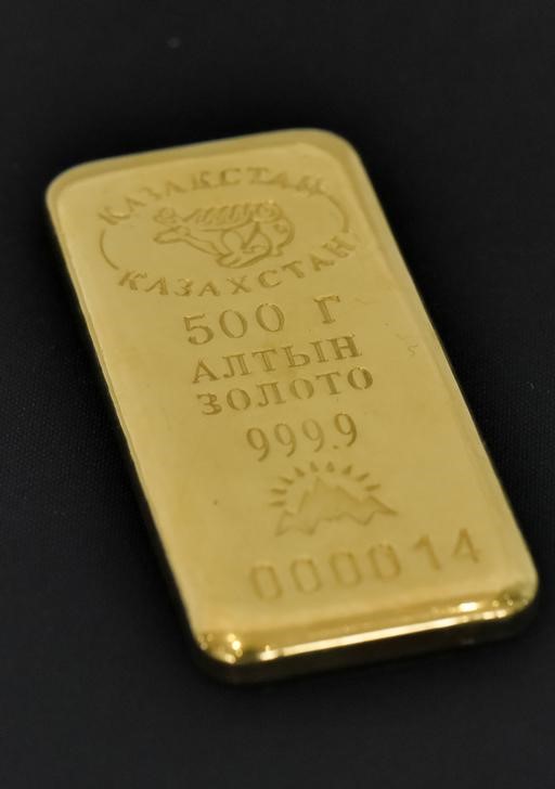 © Reuters. الذهب يتراجع مع صعود الدولار لكنه يظل قرب أعلى مستوى في شهر