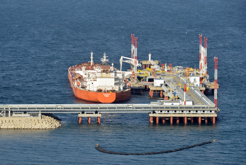© Reuters. Нефтеналивной терминал ООО «Транснефть – Порт Козьмино» в Находке