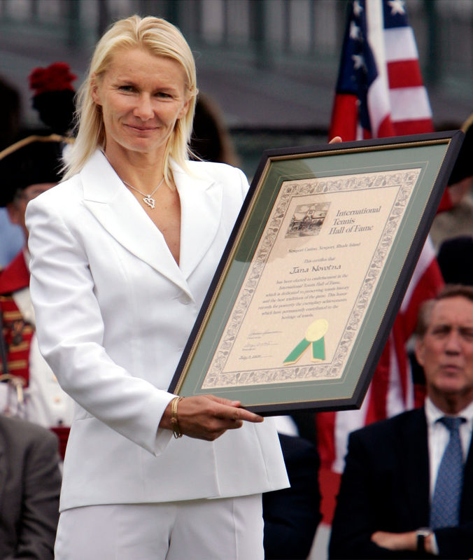 © Reuters. FILE PHOTO: Jana Novotna holds up International Tennis Hall of Fame certificate in Newport