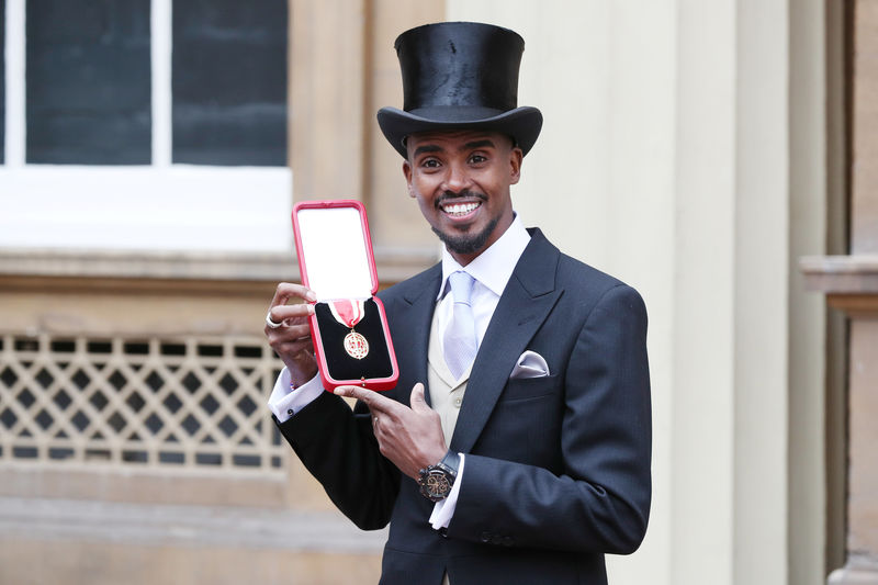 © Reuters. Mo Farah poses after he received his knighthood from Britain's Queen Elizabeth at Buckingham Palace, London