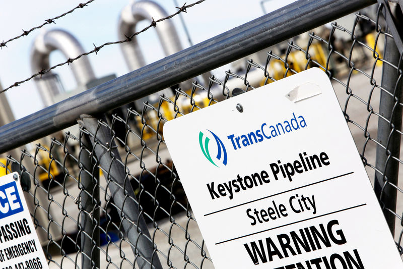 © Reuters. FILE PHOTO --  A TransCanada Keystone Pipeline pump station operates outside Steele City, Nebraska