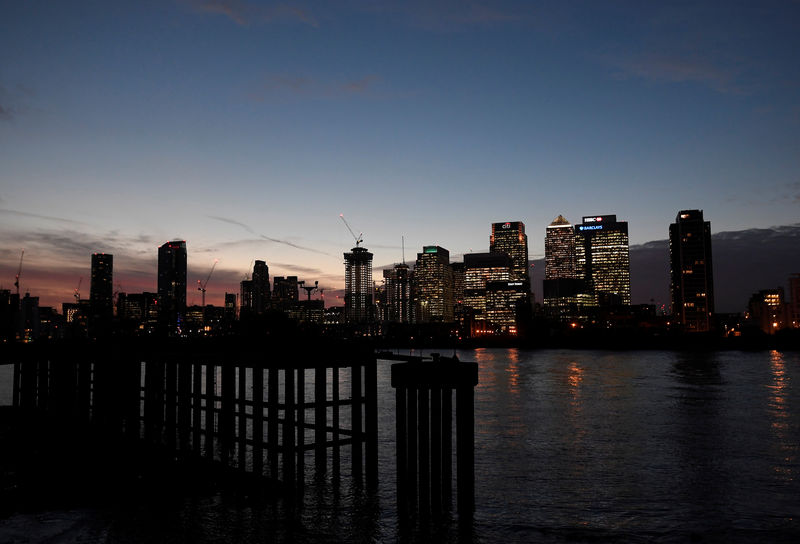 © Reuters. The Canary Wharf financial district is seen at dusk in London