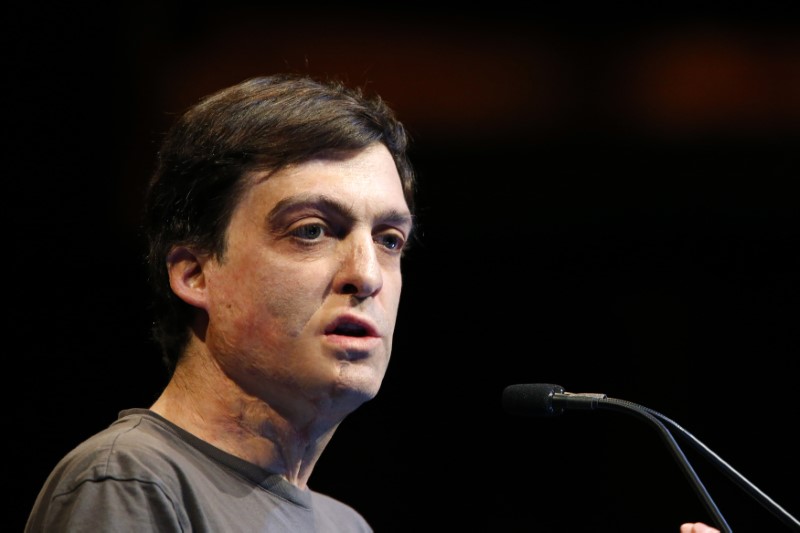 © Reuters. Ariely, professor of psychology and behavioral economics, speaks at the Sohn Investment Conference in New York