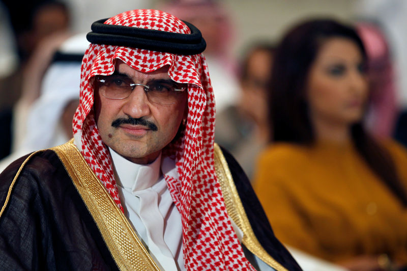 © Reuters. FILE PHOTO - Saudi billionaire Prince AlWaleed bin Talal looks on during a news briefing in Manama