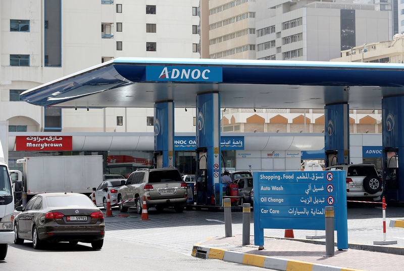 © Reuters. FILE PHOTO: Cars are seen an ADNOC petrol station in Abu Dhabi,
