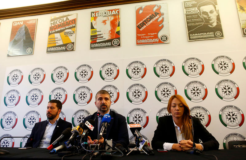 © Reuters. Vice president of the CasaPound party Simone Di Stefano talks during a news conference in their headquarters in Rome