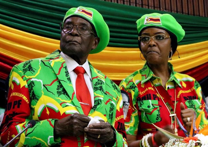 © Reuters. الحزب الحاكم في زيمبابوي يبدأ الثلاثاء إجراءات لعزل موجابي