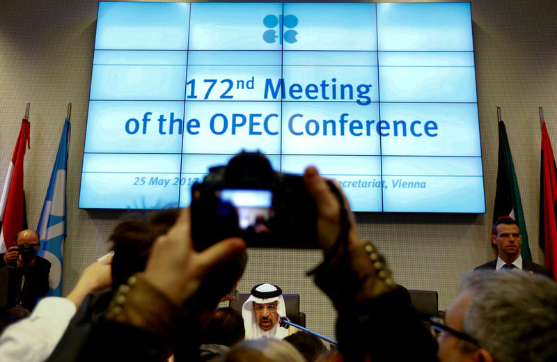 © Reuters. FILE PHOTO: Saudi Arabia's Energy Minister al-Falih talks to journalists before an OPEC meeting in Vienna