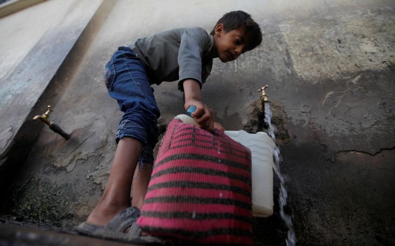 © Reuters. الصليب الأحمر: 2.5 مليون يمني يفتقرون إلى المياه النظيفة