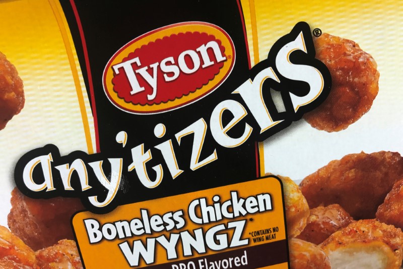 © Reuters. FILE PHOTO: Tyson Foods brand frozen chicken wings are pictured in a grocery store freezer in the Manhattan borough of New York City