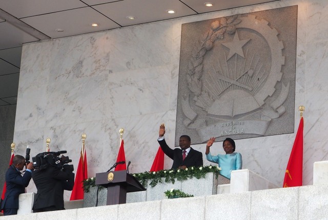 © Reuters. رئيس أنجولا الجديد يقيل قائدي الشرطة والمخابرات
