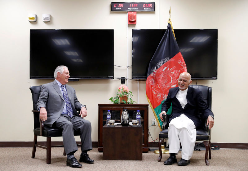 © Reuters. U.S. Secretary of State Rex Tillerson speaks with Afghan President Ashraf Ghani during their meeting at Bagram Air Field