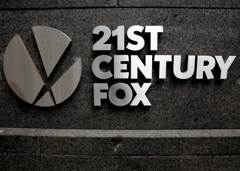 © Reuters. FILE PHOTO -  The 21st Century Fox  logo is seen outside the News Corporation headquarters in New York