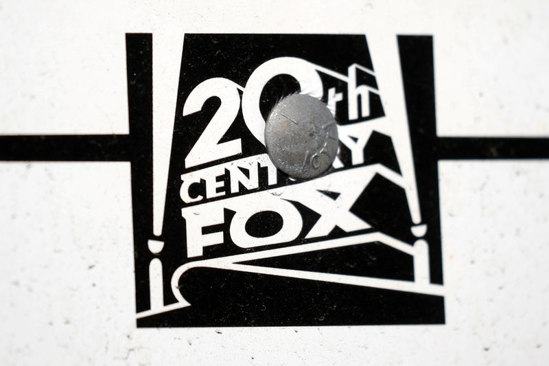 © Reuters. FILE PHOTO:    The Twenty-First Century Fox Studios logo is seen in Los Angeles