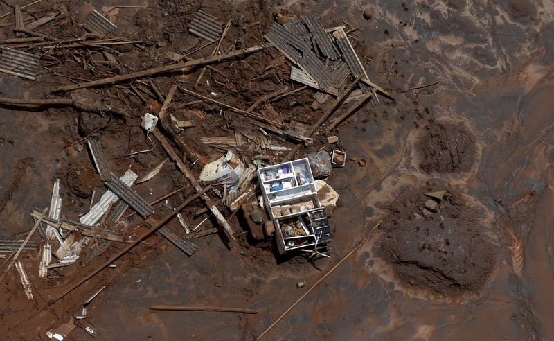 © Reuters. FILE PHOTO: A cupboard is pictured in debris in Bento Rodrigues district, which was covered with mud after a dam owned by Vale SA and BHP Billiton Ltd burst, in Mariana