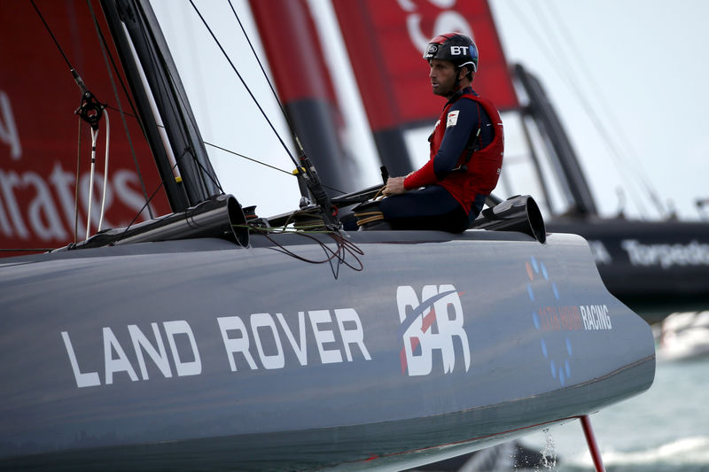 © Reuters. FILE PHOTO: Skipper Ben Ainsle steers AC45F racing sailboat Land Rover BAR (Ben Ainslie Racing) during a training race for the America's Cup World Series sailing event in Hamilton