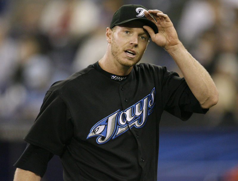 © Reuters. Toronto Blue Jays pitcher Halladay adjusts his cap against the Chicago White Sox in Toronto