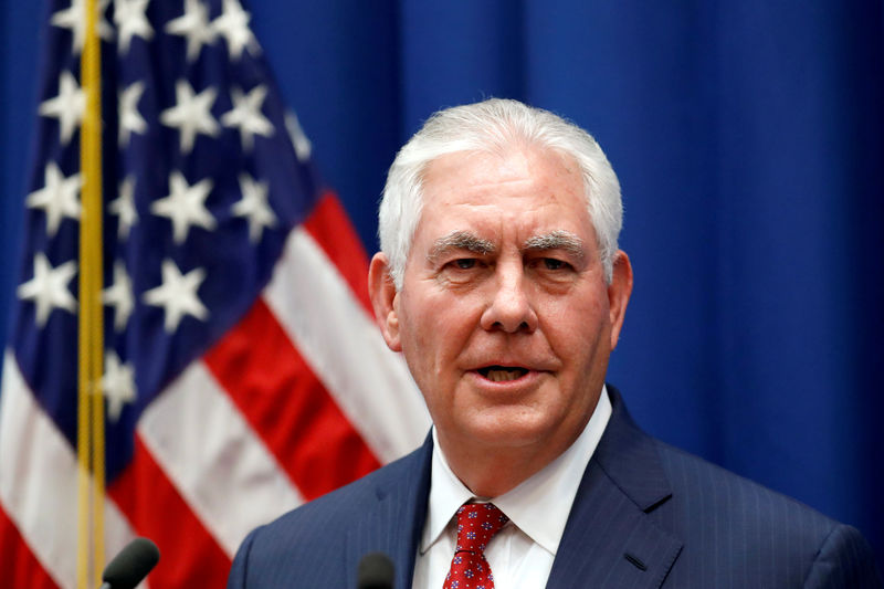 © Reuters. FILE PHOTO: U.S. Secretary of State Rex Tillerson speaks to staff members at the U.S. Mission to the U.N. in Geneva