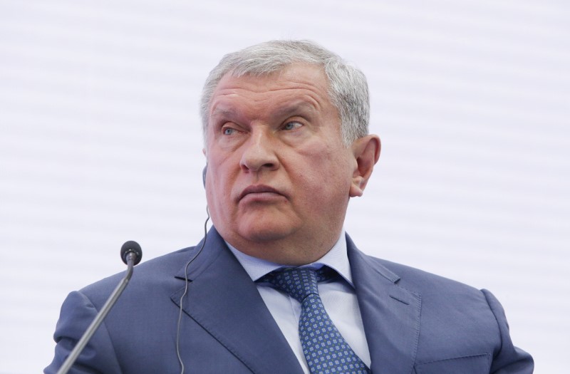 © Reuters. FILE PHOTO - Rosneft CEO Sechin attends the St. Petersburg International Economic Forum