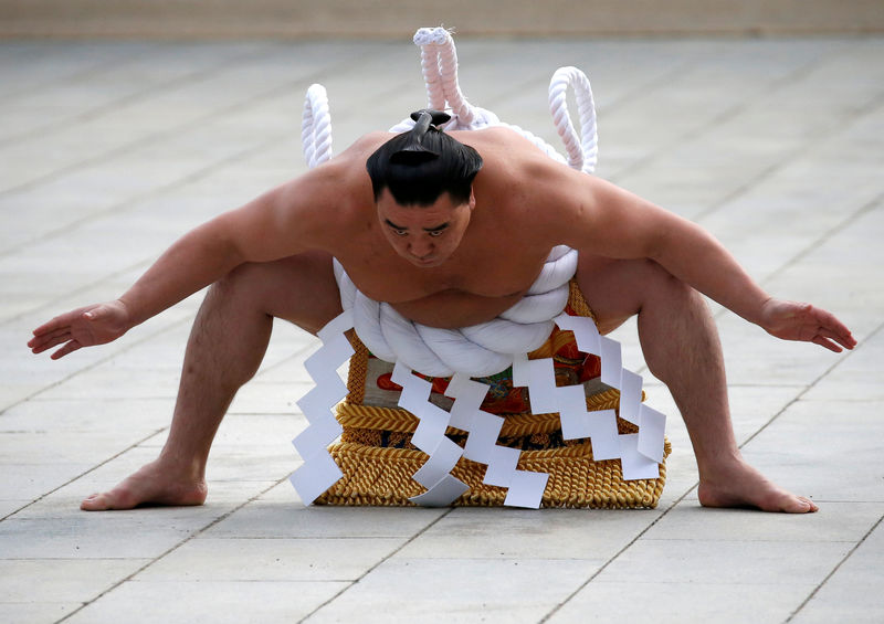 © Reuters. FILE PHOTO : Mongolian-born grand sumo champion Yokozuna Harumafuji performs the New Year's ring-entering rite at the annual celebration for the New Year at Meiji Shrine in Tokyo