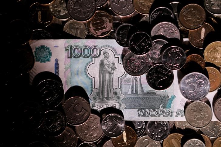 © Reuters. Рублевые монеты и банкнота