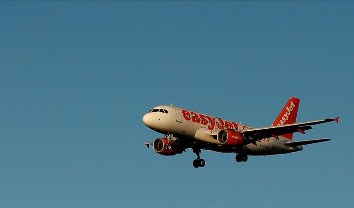 © Reuters. FILE PHOTO: An easyJet aircraft preparing to land at Manchester Airport in northern England