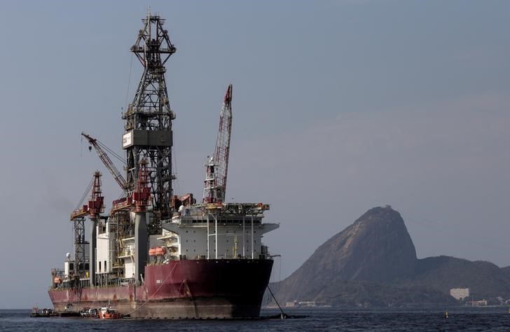 © Reuters. Нефтегазовый танкер Odebrecht в бухте Гуанабара у Рио-де-Жанейро