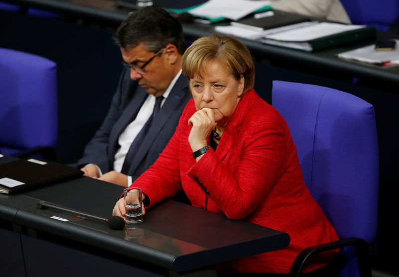 © Reuters. Канцлер Германии Ангела Меркель и глава МИД Зигмар Габриэль на заседании бундестага