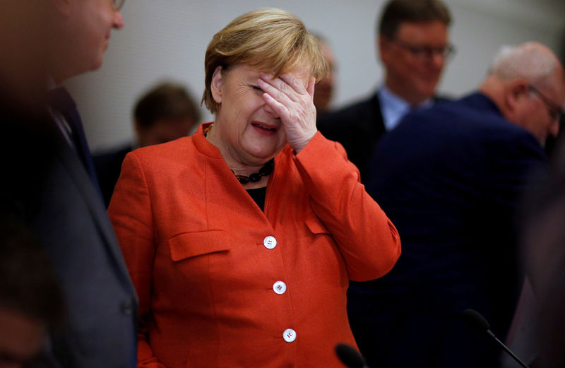© Reuters. Mano derecha de Merkel da tres semanas a los partidos alemanes para salir de la crisis