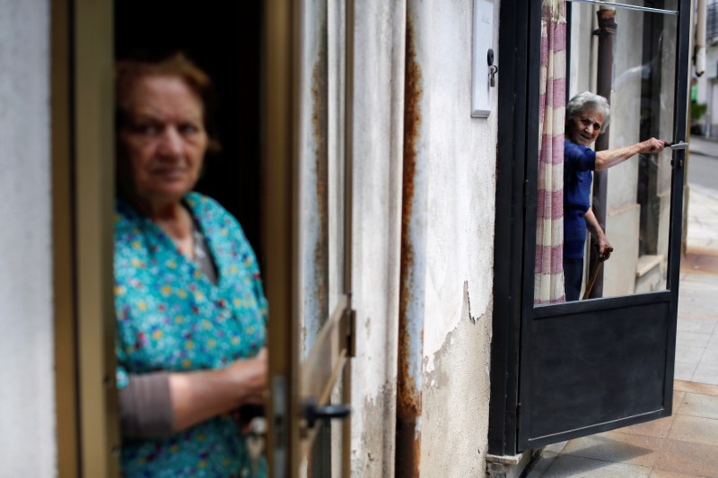 © Reuters. Donne osservano la strada a Polistena, in Calabria