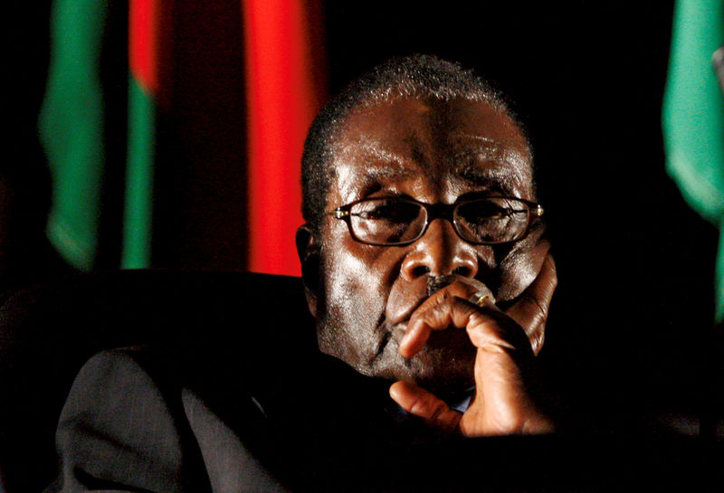 © Reuters. Presidente do Zimbábue, Robert Mugabe, durante cúpula em Johanesburgo, na África do Sul