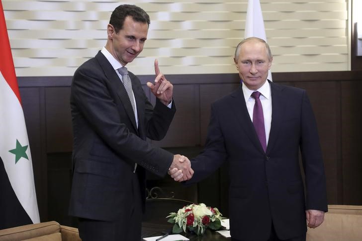 © Reuters. Presidente russo, Vladimir Putin, e presidente da Síria, Bashar al-Assad, em Sóchi, na Rússia