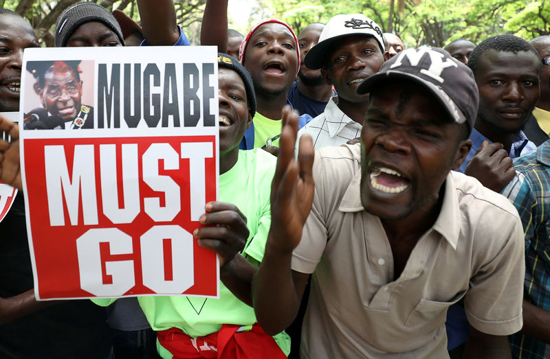 © Reuters. Manifestantes pedem pela renúncia do presidente do Zimbábue, Robert Mugabe, em frente ao Parlamento, em Harare