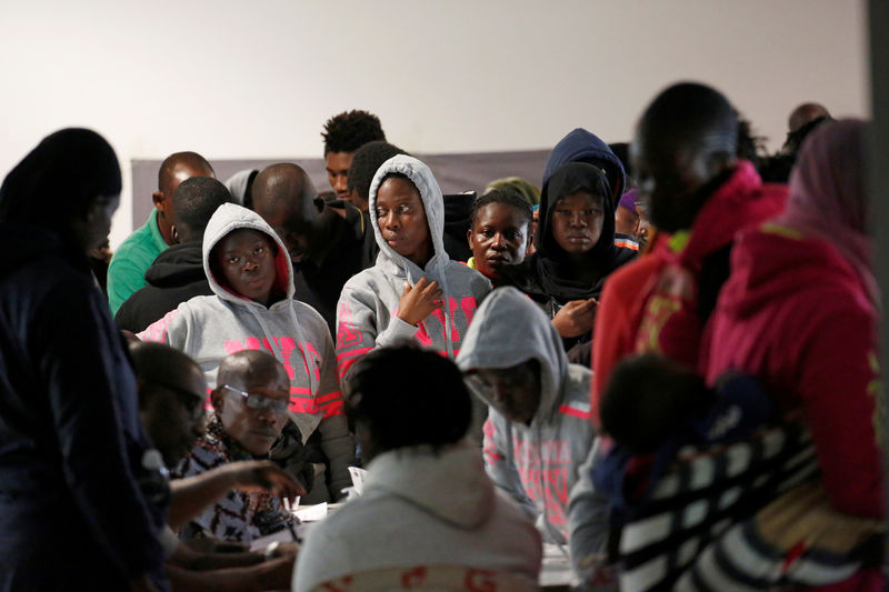 © Reuters. سفير ليبيا لدى بوركينا فاسو يقول إن بلاده متهمة ظلما في تقرير عن "أسواق للعبيد"