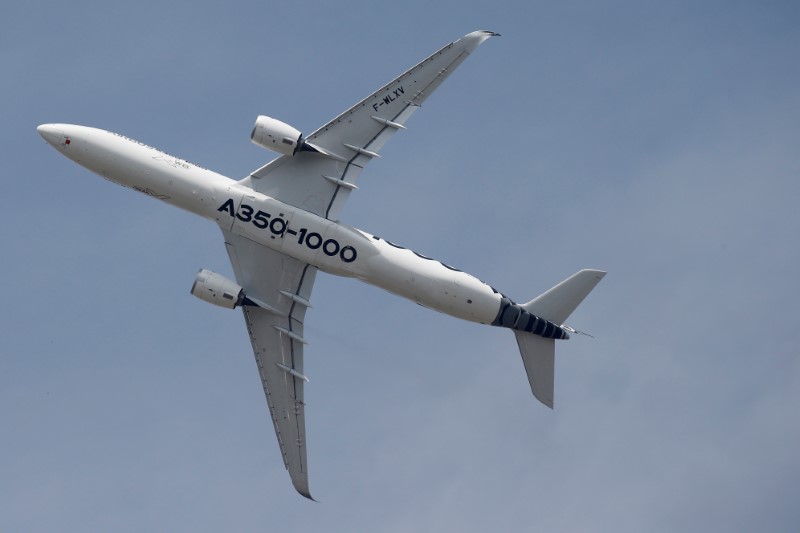 © Reuters. An Airbus A350-1000 is taking part in a flying display during the 52nd Paris Air Show at Le Bourget Airport near Paris