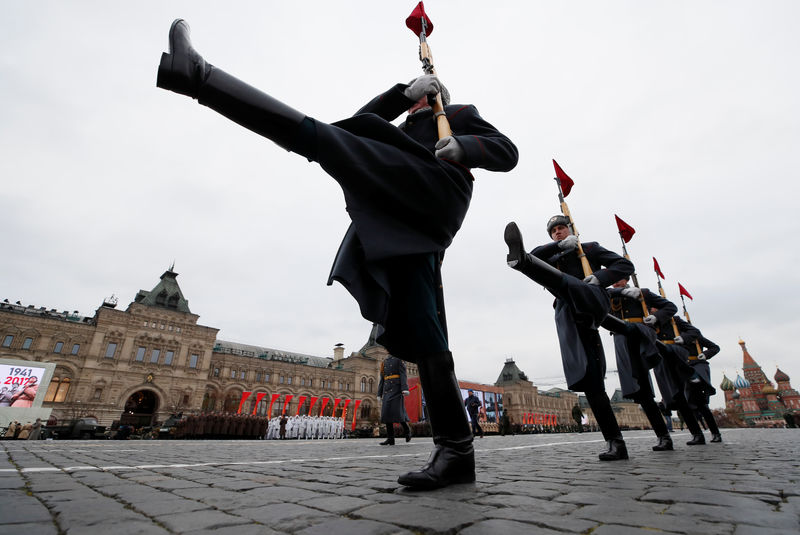 © Reuters. Марш на Красной площади в годовщину парада 7 ноября 1941 года